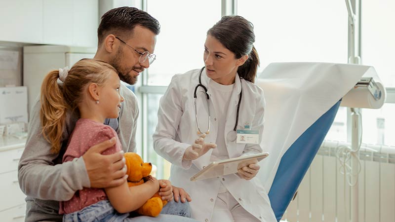 Pai e filha numa consulta médica